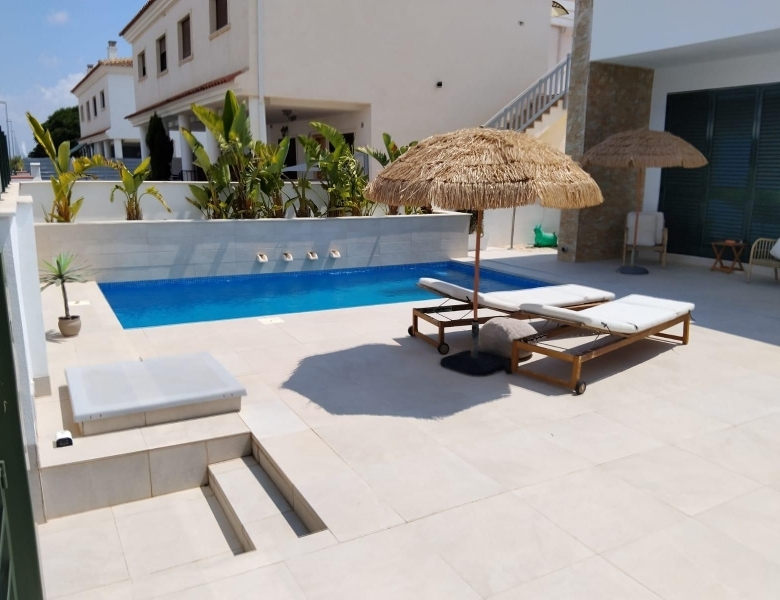 Villa independiente en venta con piscina en Daya Nueva