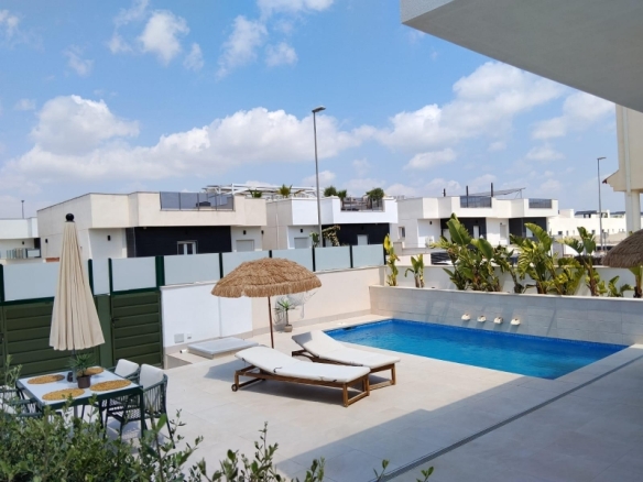 Villa independiente en venta con piscina en Daya Nueva