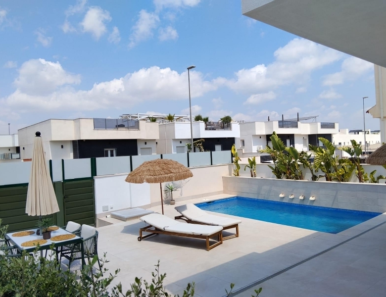 Villa independiente en venta con piscina en Daya Nueva