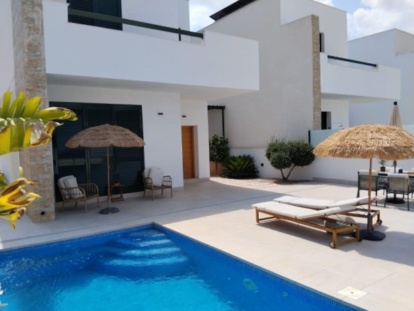 Villa independiente en venta con piscina en Daya Nueva