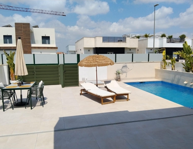 Villa independiente en venta con piscina en Daya Nueva