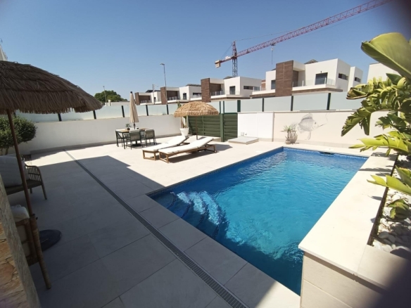 Villa independiente en venta con piscina en Daya Nueva