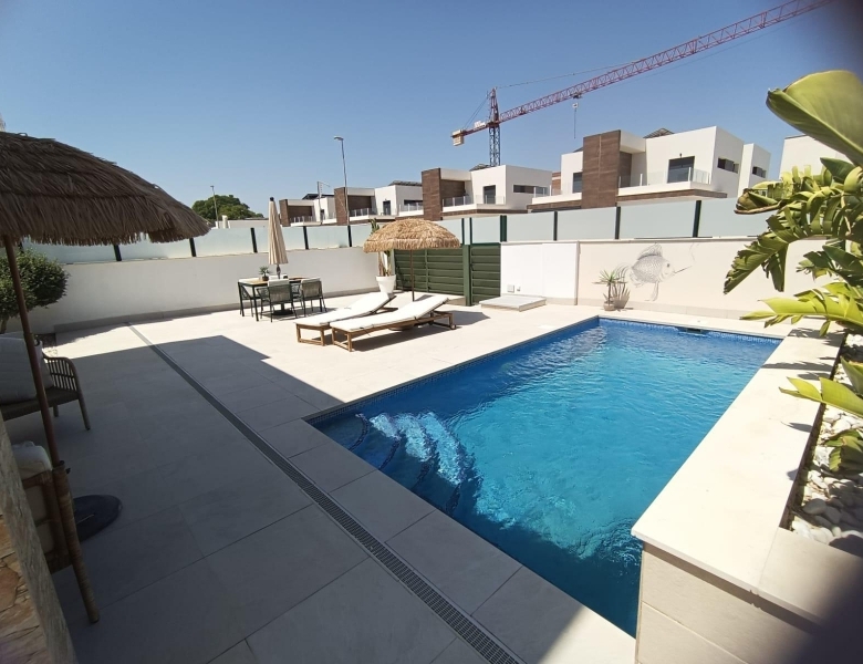 Villa independiente en venta con piscina en Daya Nueva