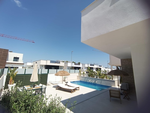 Villa independiente en venta con piscina en Daya Nueva