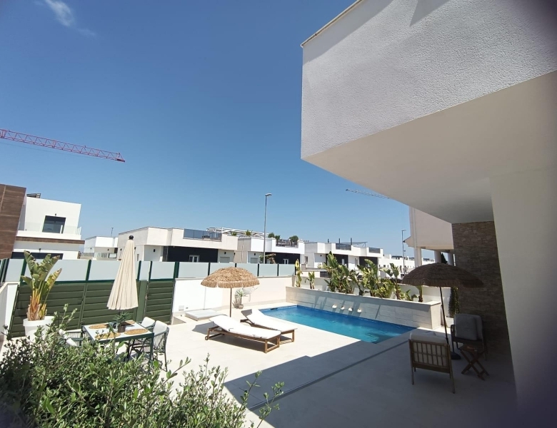 Villa independiente en venta con piscina en Daya Nueva