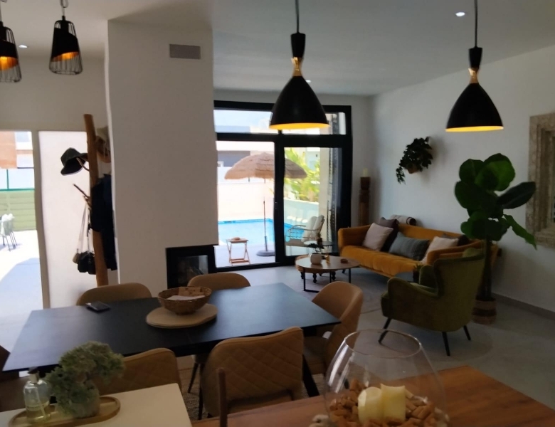 Villa independiente en venta con piscina en Daya Nueva
