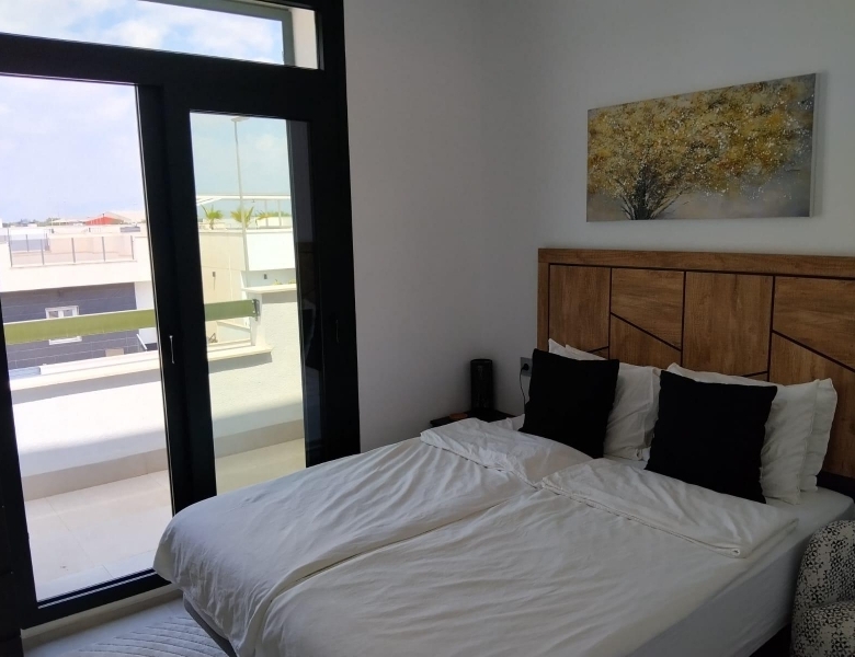 Villa independiente en venta con piscina en Daya Nueva