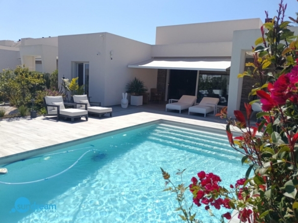 Exclusiva villa independiente con piscina privada a la venta en La Finca Golf Resort