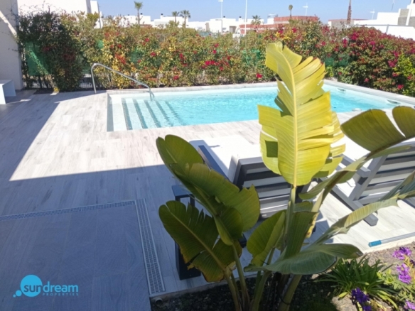 Exclusiva villa independiente con piscina privada a la venta en La Finca Golf Resort