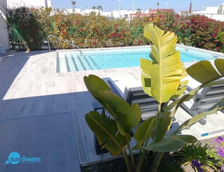 Exclusiva villa independiente con piscina privada a la venta en La Finca Golf Resort