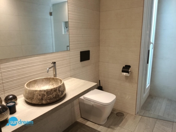Exclusiva villa independiente con piscina privada a la venta en La Finca Golf Resort