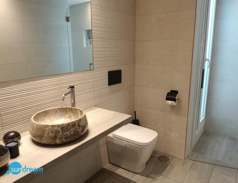 Exclusiva villa independiente con piscina privada a la venta en La Finca Golf Resort