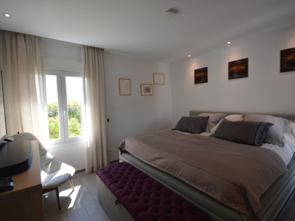 Exclusiva villa independiente con piscina privada a la venta en La Finca Golf Resort