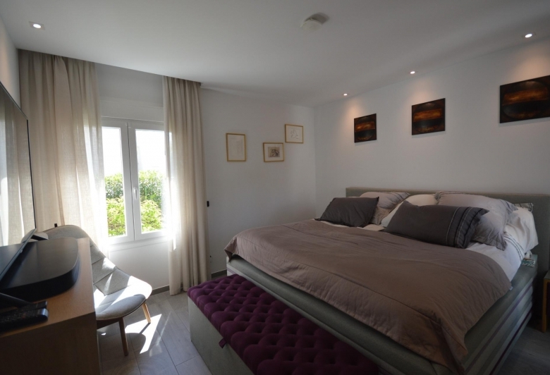 Exclusiva villa independiente con piscina privada a la venta en La Finca Golf Resort