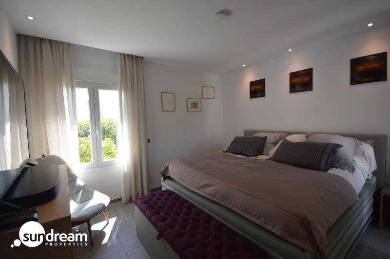 Exclusiva villa independiente con piscina privada a la venta en La Finca Golf Resort