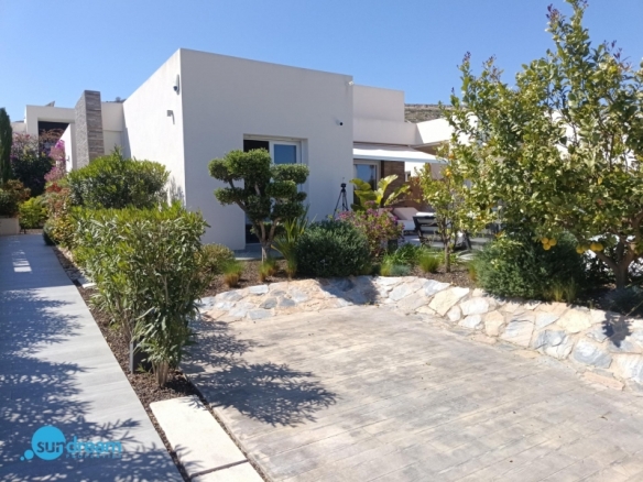 Exclusiva villa independiente con piscina privada a la venta en La Finca Golf Resort