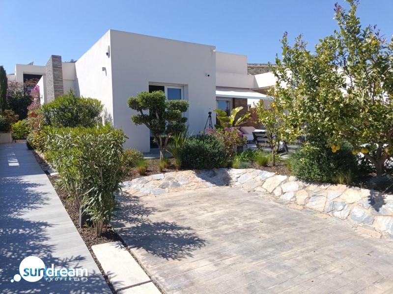Exclusiva villa independiente con piscina privada a la venta en La Finca Golf Resort