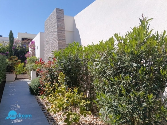 Exclusiva villa independiente con piscina privada a la venta en La Finca Golf Resort