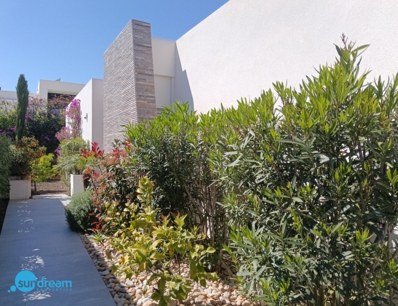 Exclusiva villa independiente con piscina privada a la venta en La Finca Golf Resort