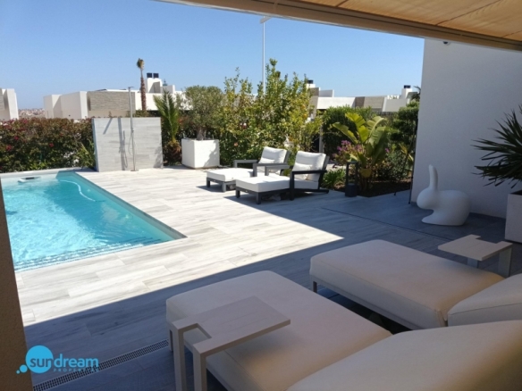 Exclusiva villa independiente con piscina privada a la venta en La Finca Golf Resort