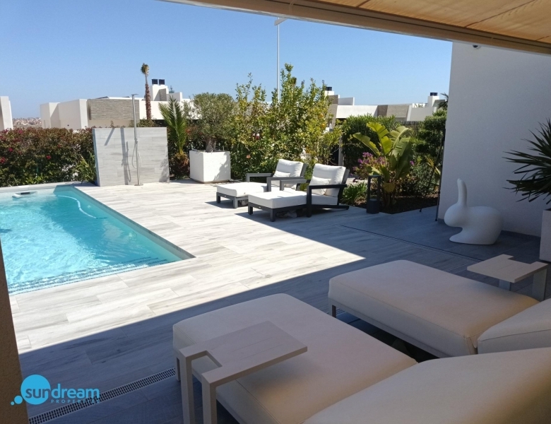 Exclusiva villa independiente con piscina privada a la venta en La Finca Golf Resort