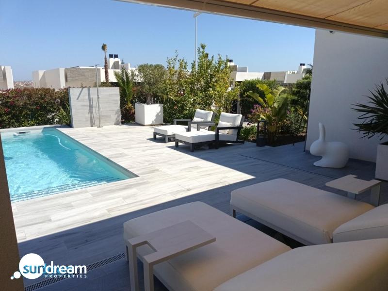 Exclusiva villa independiente con piscina privada a la venta en La Finca Golf Resort