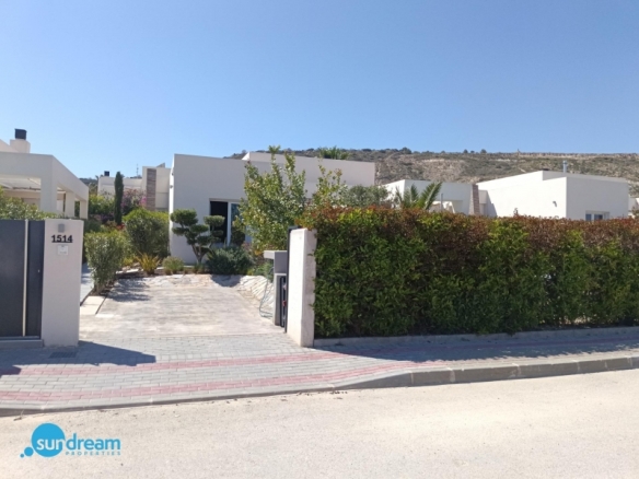 Exclusiva villa independiente con piscina privada a la venta en La Finca Golf Resort