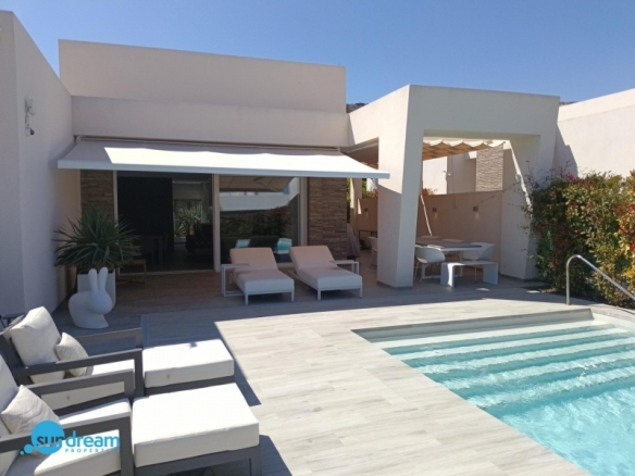 Exclusiva villa independiente con piscina privada a la venta en La Finca Golf Resort