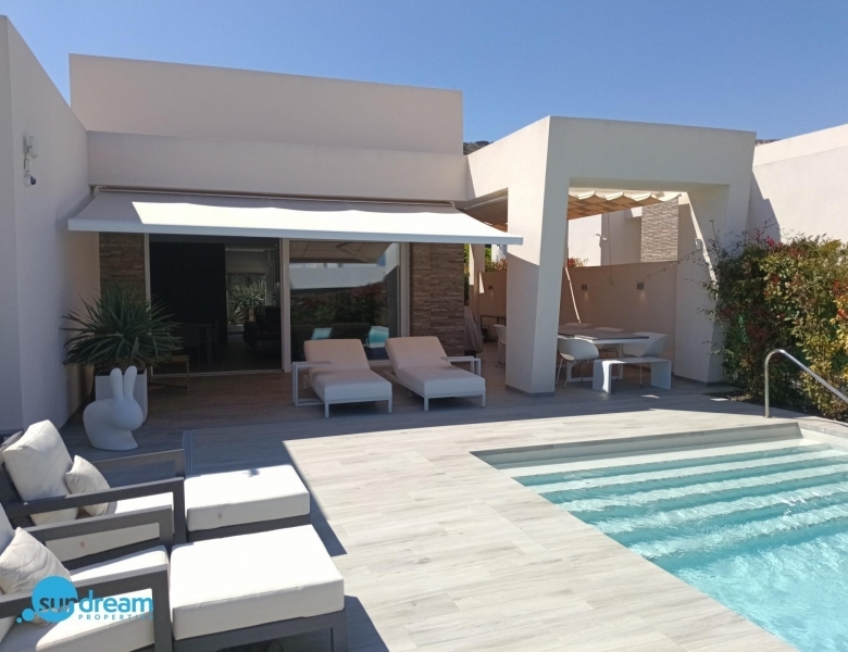 Exclusiva villa independiente con piscina privada a la venta en La Finca Golf Resort