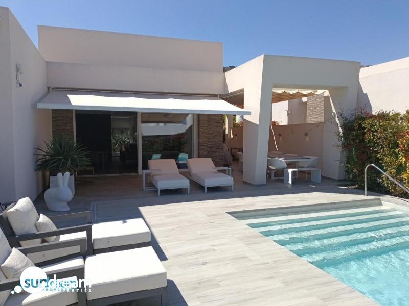 Exclusiva villa independiente con piscina privada a la venta en La Finca Golf Resort