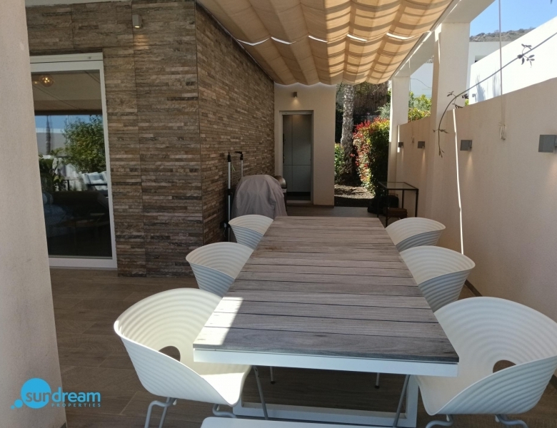 Exclusiva villa independiente con piscina privada a la venta en La Finca Golf Resort