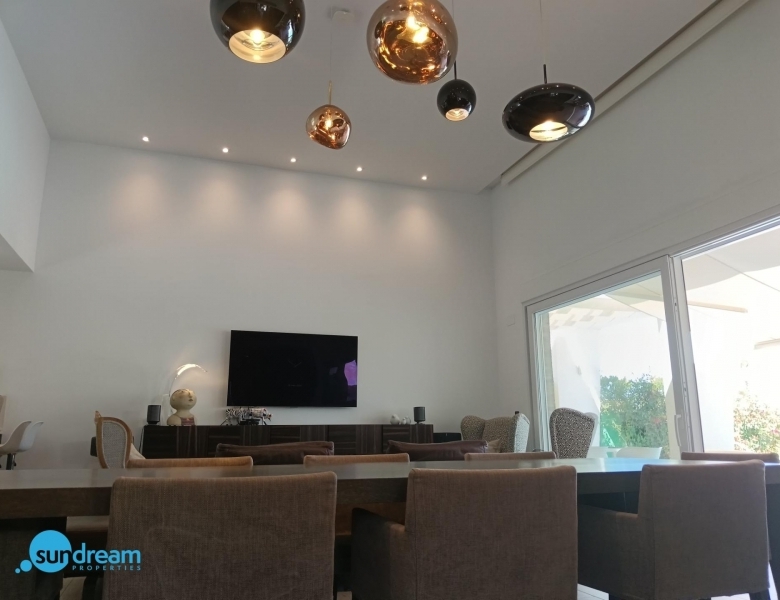Exclusiva villa independiente con piscina privada a la venta en La Finca Golf Resort