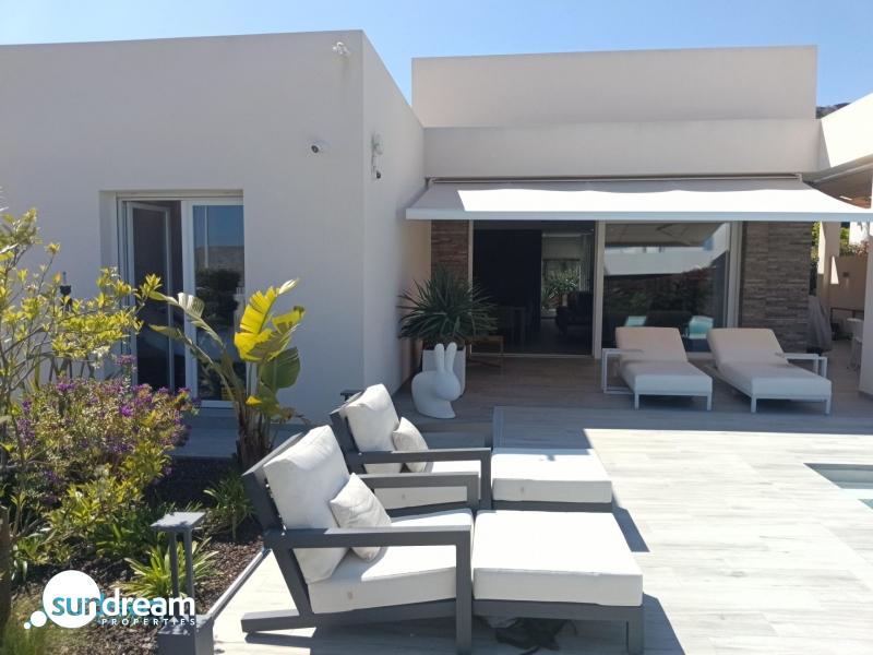 Exclusiva villa independiente con piscina privada a la venta en La Finca Golf Resort