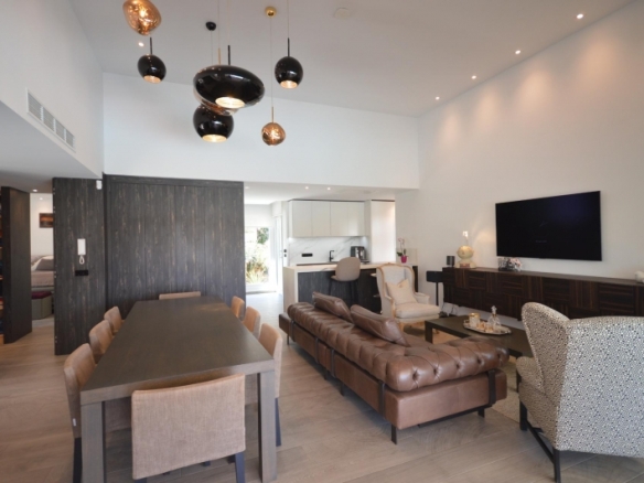 Exclusiva villa independiente con piscina privada a la venta en La Finca Golf Resort