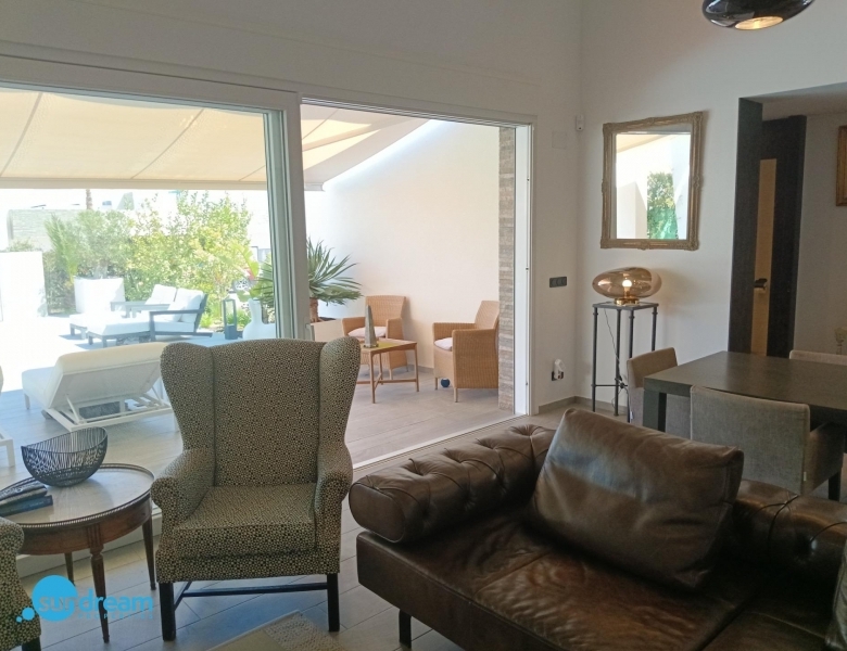 Exclusiva villa independiente con piscina privada a la venta en La Finca Golf Resort
