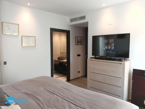 Exclusiva villa independiente con piscina privada a la venta en La Finca Golf Resort