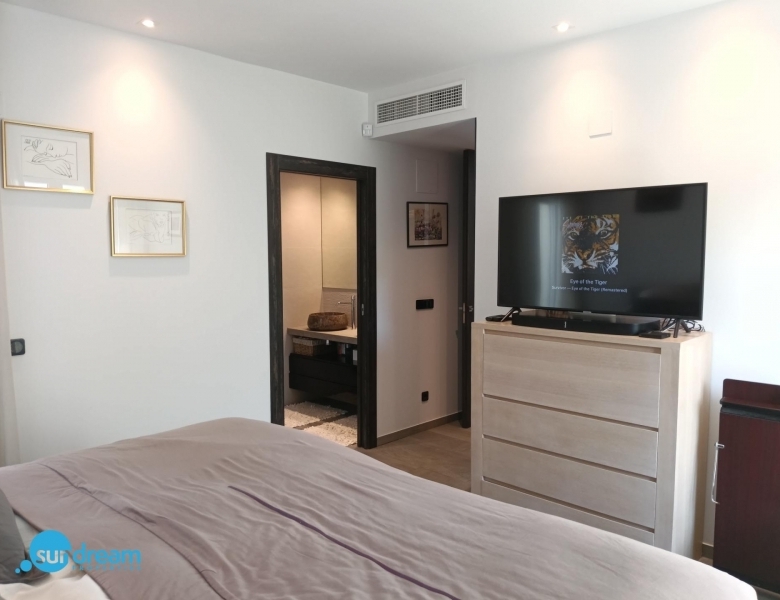 Exclusiva villa independiente con piscina privada a la venta en La Finca Golf Resort