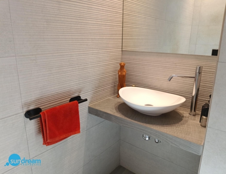 Exclusiva villa independiente con piscina privada a la venta en La Finca Golf Resort