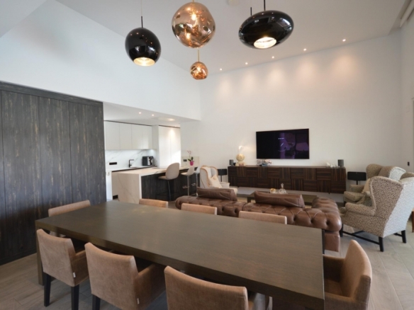Exclusiva villa independiente con piscina privada a la venta en La Finca Golf Resort