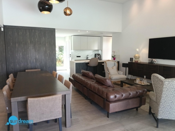 Exclusiva villa independiente con piscina privada a la venta en La Finca Golf Resort