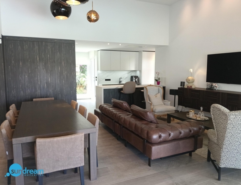 Exclusiva villa independiente con piscina privada a la venta en La Finca Golf Resort