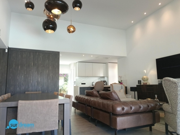 Exclusiva villa independiente con piscina privada a la venta en La Finca Golf Resort