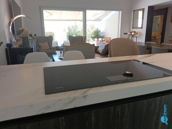 Exclusiva villa independiente con piscina privada a la venta en La Finca Golf Resort