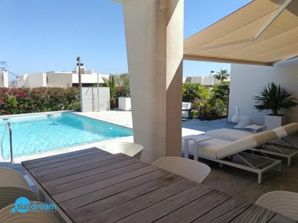 Exclusiva villa independiente con piscina privada a la venta en La Finca Golf Resort