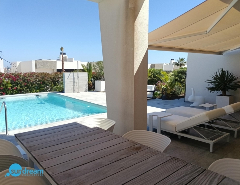 Exclusiva villa independiente con piscina privada a la venta en La Finca Golf Resort