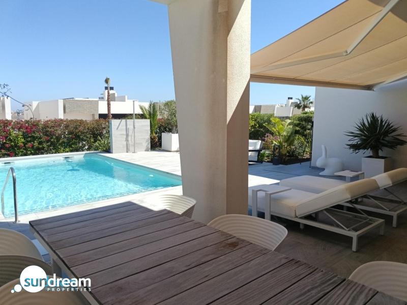 g_44086-56-36 Exclusiva villa independiente con piscina privada a la venta en La Finca Golf Resort
