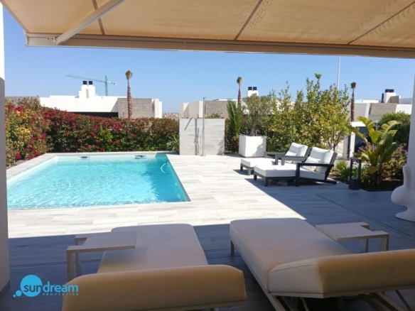 Exclusiva villa independiente con piscina privada a la venta en La Finca Golf Resort