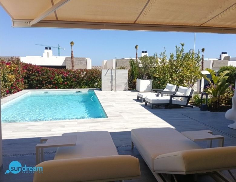 Exclusiva villa independiente con piscina privada a la venta en La Finca Golf Resort