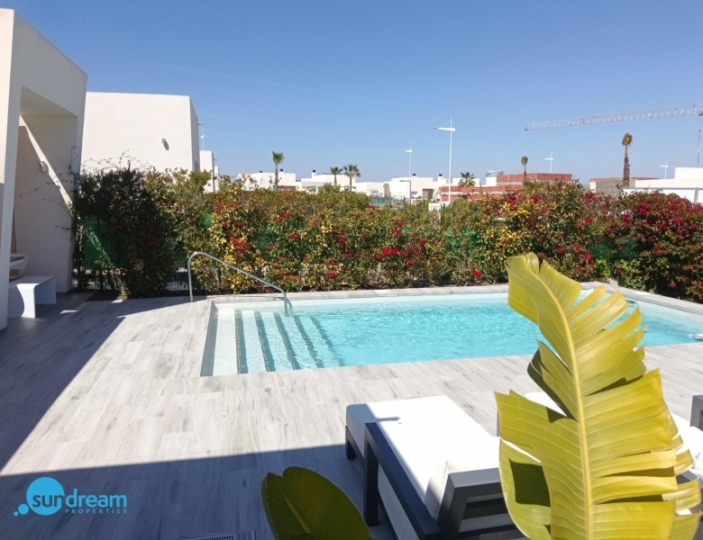 Exclusiva villa independiente con piscina privada a la venta en La Finca Golf Resort