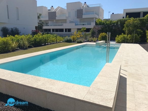 Exclusiva villa independiente con piscina privada a la venta en La Finca Golf Resort